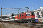 Re 4/4 II 11145 fährt Richtung Bahnhof Muttenz.