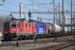 Re 420 277-6 mit automatischer Kupplung zieht am 28.02.2019 zusammen mit der frisch revidierten Re 6/6 11633  Muri AG  einen Güterzug aus dem Tessin kommend durch Pratteln in Richtung Basel RB.