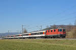 Re 4/4 II 11124 fährt Richtung Bahnhof Sissach.