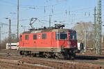 Re 420 239-6 durchfährt solo den badischen Bahnhof.