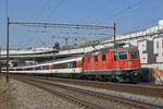 Re 4/4 II 11301 fährt Richtung Bahnhof Muttenz.