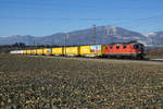 Langer Postcontainerzug mit der Re 420 245-3 vor der Kulisse der ersten Jurakette bei Deitingen am 18.