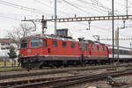 Doppeltraktion, mit den Re 4/4 II 11121 und 11302 durchfährt den Bahnhof Pratteln.