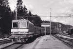 Die für das  100 JAHRE GOTTHARD JUBILÄUM  dekorierte grüne Re 4/4 II 11160 noch mit runden Lampen in Ramsei am 4.