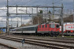 Re 4/4 II 11125 durchfährt den Bahnhof Lausen.