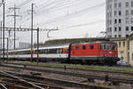 Re 4/4 II 11141 durchfährt den Bahnhof Pratteln.