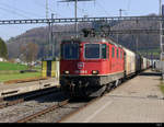 SBB - Re 4/4  420 258-6 mit Güterzug bei der durchfahrt in Riedtwil am 2019.03.31