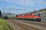 Doppeltraktion, mit den Loks 420 261-0 und 420 329-5, durchfährt den Bahnhof Gelterkinden.