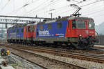 SBB CARGO Re 10/10 bestehend aus der Re 420 280-0  Vorwärts  mit Hybridkupplung und der Re 620 011-7  RÜTI  auf Rangierfahrt im Güterbahnhof Bellinzona-San Paolo am 11.