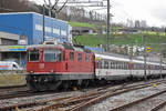 Re 4/4 II 11146 durchfährt den Bahnhof Lausen.