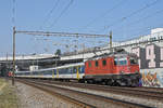 Re 4/4 II 11157 fährt Richtung Bahnhof Muttenz.