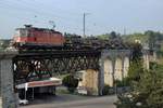 Panzerzug 69009 Biel Rangierbahnhof - Bure-Casernes mit der Re 420 255-2 beim Passieren des Viadukts Grenchen-Nord am 17.