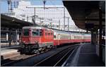 Die SBB Re 4/4 II 11198 trifft als ETCS-Vorspannlok mit dme SBB Historick RAe TEE II 1053 in Lausanne ein.