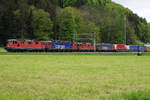 Schwerer Güterzug von SBB CARGO ausnahmsweise mit Re 20/20 bei Wynigen in Richtung Norden unterwegs am späten Abend vom 10.