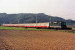 SWISS EXPRESS mit unpassender Re 4/4 II der ersten Generation bei Bollodingen im April 2000.