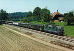 Typischer SBB-Schnellzug Interlaken-Ost - Basel der 80er-Jahre bespannt mit einer Re 4/4 II der ersten Generation.