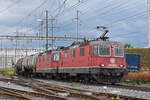 Doppeltraktion, mit den Loks 420 263-6 und 420 173-7 durchfährt den Bahnhof Pratteln.