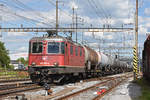 Re 420 263-6 durchfährt den Bahnhof Pratteln.