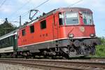 Re 4/4 II 11143 ist am 07.06.2019 mit einem Interregio bei Schinznach-Dorf unterwegs nach Basel.