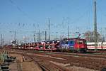 Durchfahrt am 14.02.2018 von Re 420 314-7 mit einem langen VW-Autozug durchs nördliche Vorfeld vom Badischen Bahnhof von Basel in Richtung Rangierbahnhof Muttenz.