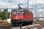 Re 420 327-9 durchfährt den Bahnhof Pratteln.