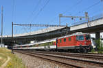 Re 4/4 II 11138 fährt Richtung Bahnhof Muttenz.