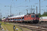 Re 420 284-2 durchfährt den badischen Bahnhof.