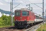 Re 4/4 II 11149 fährt Richtung Bahnhof Lausen.