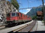 Die Re 4/4 11326 und die Re 6/6 11616 fahren am 16.6.2007 bei Lalden durch.