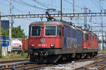 Doppeltraktion, mit den Loks 420 314-7 und 430 362-4 durchfährt den Bahnhof Pratteln.