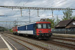 Gefängniszug, mit der Re 4/4 II 11111 und dem St 50 85 89-33 900-3, durchfährt den Bahnhof Rupperswil.