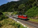 Die Re 4/4 11157 mit einem IR am 16.07.2016 unterwegs bei Intschi.