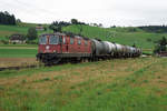 SBB CARGO Güterzug Menznau - Langenthal am frühen Morgen bei sehr trübem Wetter in Rohrbach mit Re 420 248-7 am 13. August 2019.
Foto: Walter Ruetsch
