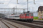 Re 4/4 II 11299 durchfährt den Bahnhof Rupperswil.