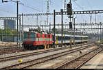 Re 4/4 II 11108 (420 108-3) SBB, in ehemaliger  Swiss Express -Farbgebung, ist mit drei Einheitswagen I (Wagen für NPZ) der SBB im Bahnhof Biel/Bienne (CH) abgestellt.