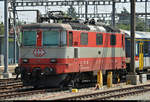 Portrait von Re 4/4 II 11108 (420 108-3) SBB, in ehemaliger  Swiss Express -Farbgebung, die mit drei Einheitswagen I (Wagen für NPZ) der SBB im Bahnhof Biel/Bienne (CH) abgestellt ist.