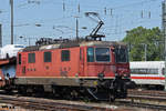 Re 420 284-2 durchfährt den badischen Bahnhof.