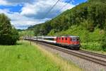 Re 4/4 11155 mit einem IR am 15.06.2014 bei Tecknau.