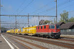 Re 4/4 II 11136 durchfährt den Bahnhof Rupperswil.