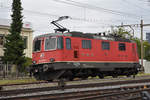 Re 420 272-7 durchfährt den Bahnhof Pratteln.