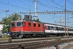 Re 4/4 II 11154 durchfährt den Bahnhof Pratteln.