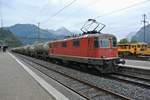 P-BoBo im Einsatz bei Cargo: Re 4/4 II 11136 | 420 136-4 mit ihrem Zementzug Zizers-RBL beim Signalhalt in Ziegelbrcke, 04.10.2019    