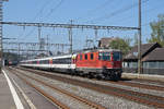 Re 4/4 II 11129 durchfährt den Bahnhof Rupperswil.