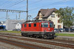 Re 4/4 II 11134 durchfährt den Bahnhof Rupperswil.