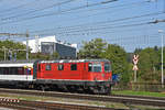 Re 4/4 II 11138 durchfährt den Bahnhof Pratteln.