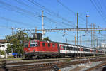 Re 4/4 II 11112 durchfährt den Bahnhof Pratteln.