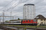 Re 4/4 II 11121 durchfährt den Bahnhof Pratteln.