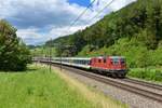 Re 4/4 11145 mit einem Regio am 15.06.2014 bei Tecknau.