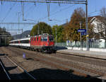 SBB - Re 4/4  11136 bei der einfahrt im Bahnhof Sissach am 26.10.2019