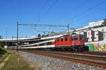 Re 4/4 II 11140 fährt Richtung Bahnhof Muttenz.